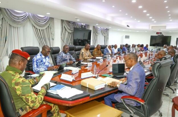 Burkina Faso : dès le 1er octobre 2025, fin des chèques dans les paiements publics, l’accent sur le numérique