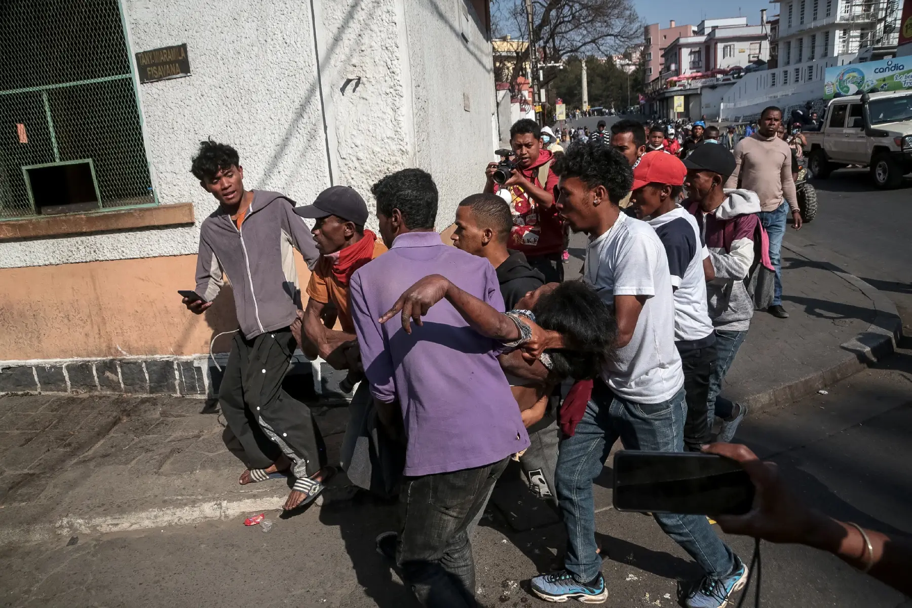 Antananarivo : couvre-feu instauré après des manifestations violentes contre les coupures d’eau et d’électricité